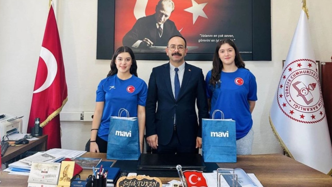 U16 Hentbol Milli Takımı Sporcularımız Zehra İbrikçi ve Melis Pektaş'ın İlçe Milli Eğitim Müdürümüz Şafak Turan'ı ziyareti.